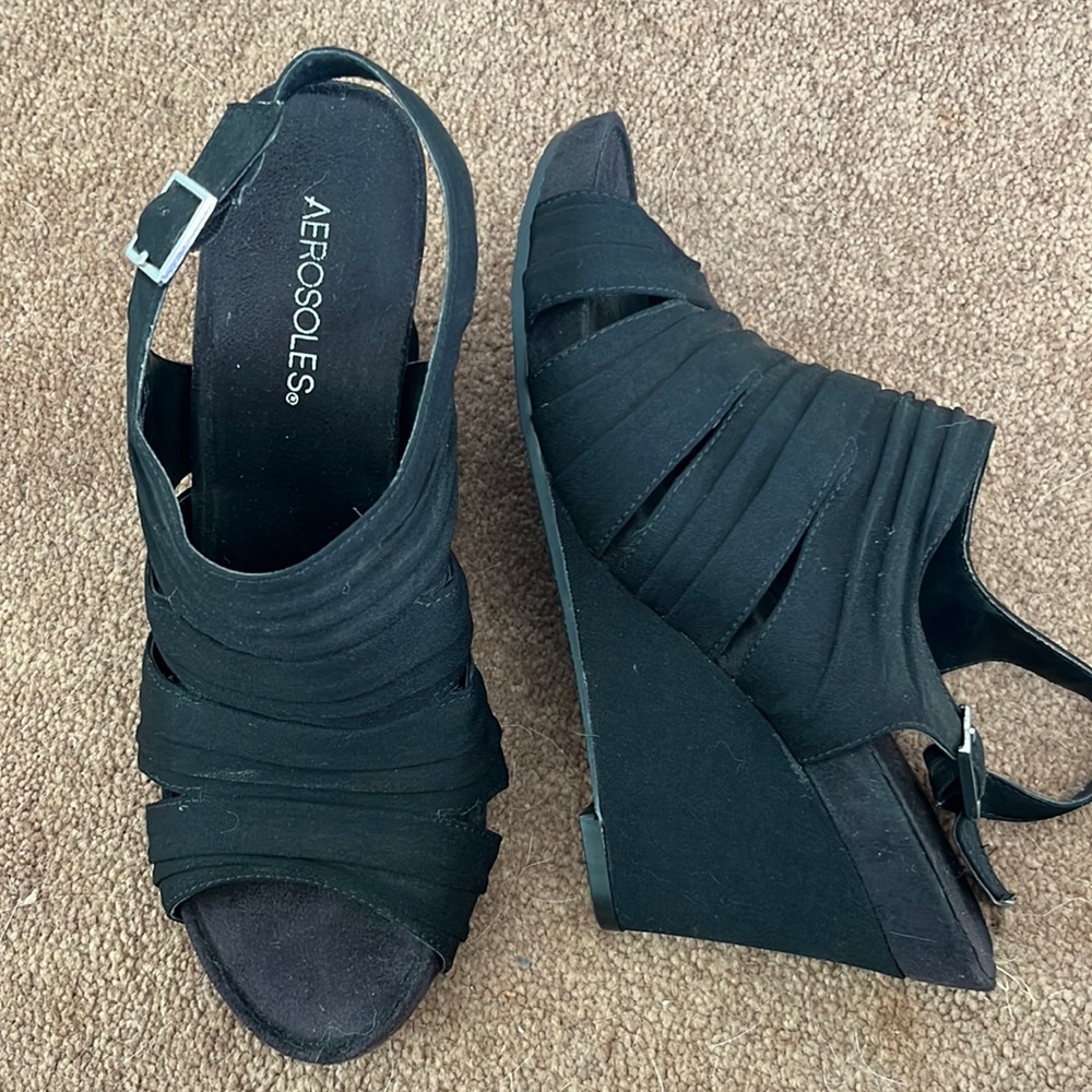 Comfortable Aerosoles wedge! Never been worn.